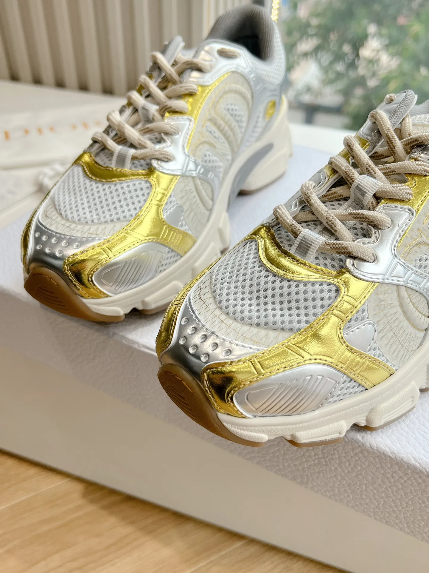 👟👟Ex-factory price 640👟👟 (Top version) Dior Chrono series sports shoes Purchased and developed in Taikoo Hui for RMB 18,200. This Dior chrono sports shoe continues the timeless silhouette and is carefully made of mesh, so it will be particularly comfortable on the feet. It is decorated with CD special craftsmanship logo to enhance the style. The lightweight style is matched with the "Christian Dior" logo thin sole, suitable for all seasons, and can be matched with all kinds of casual looks to add a finishing touch. Classic and super durable. Upper: cowhide stitching. Original molded outsole. Size: 35-41. Full set of counter synchronized gift box 💝 packaging